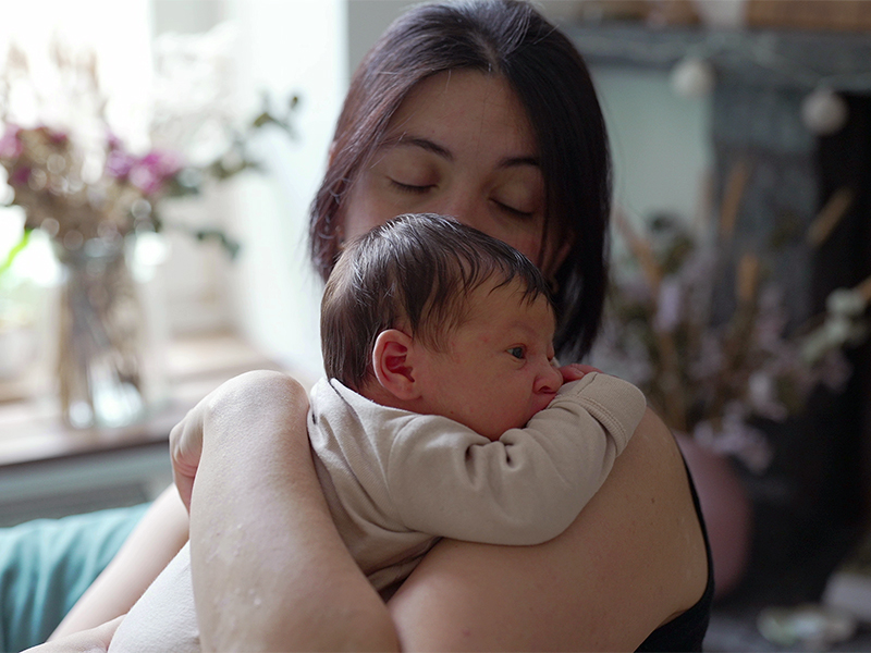 Mother,Holds,Newborn,Baby,Close,,Looking,Around,With,A,Sense